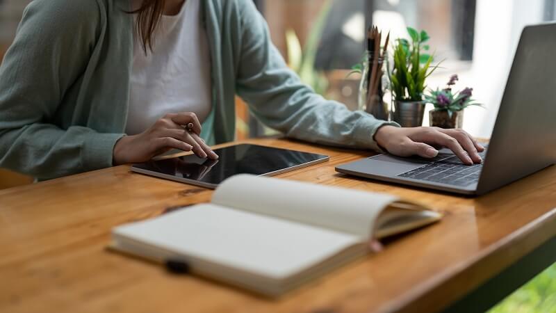 How Online Tutors Help Students Combine SEO and Design for Marketing Success